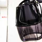 Poniamo l�attenzione sull�unico casco asciugacapelli presente nel locale. �S�, abbiamo deciso di lasciarne almeno uno perch� anche se i tempi sono cambiati e il mestiere si � evoluto, casco e bigodini rimangono pur sempre il tratto distintivo di un parrucchiere�,spiega il titolare